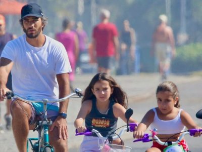 Hugo Moura passeia de bicicleta com a filha no Rio.