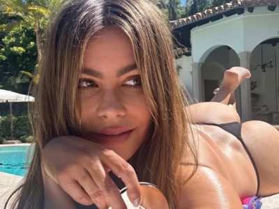 Sofia Vergara posa de fio-dental aos 50 anos e exibe boa forma